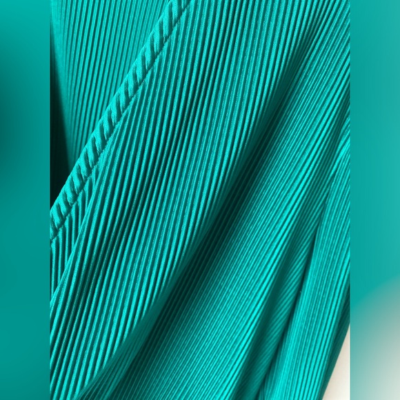 Women's Green  Plisse Surplice-Neck Peplum Top size large - Picture 5 of 9